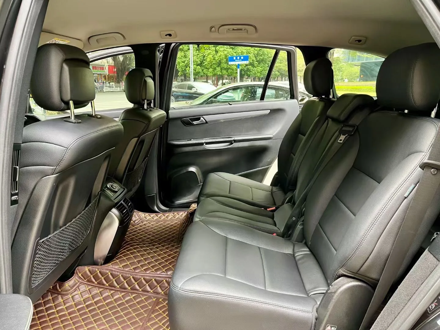 Подержанный автомобиль Mercedes-Benz R 300 L 2014 3 0 л бензиновый недорогой низкая цена