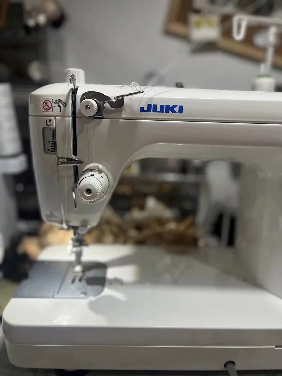 Factory Outlet Jukis 2010 Mid-Arm Quilting and Piecing Sewing Machine with Automatic Thread Trimmer and Speed Control
