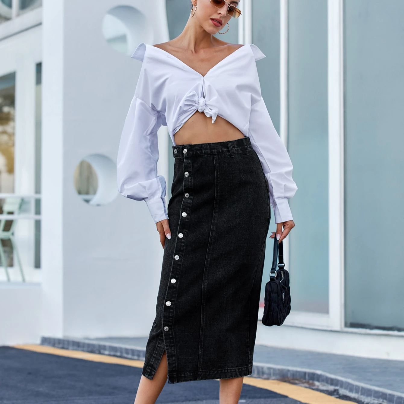 Женская джинсовая юбка-карандаш средней длины с разрезом