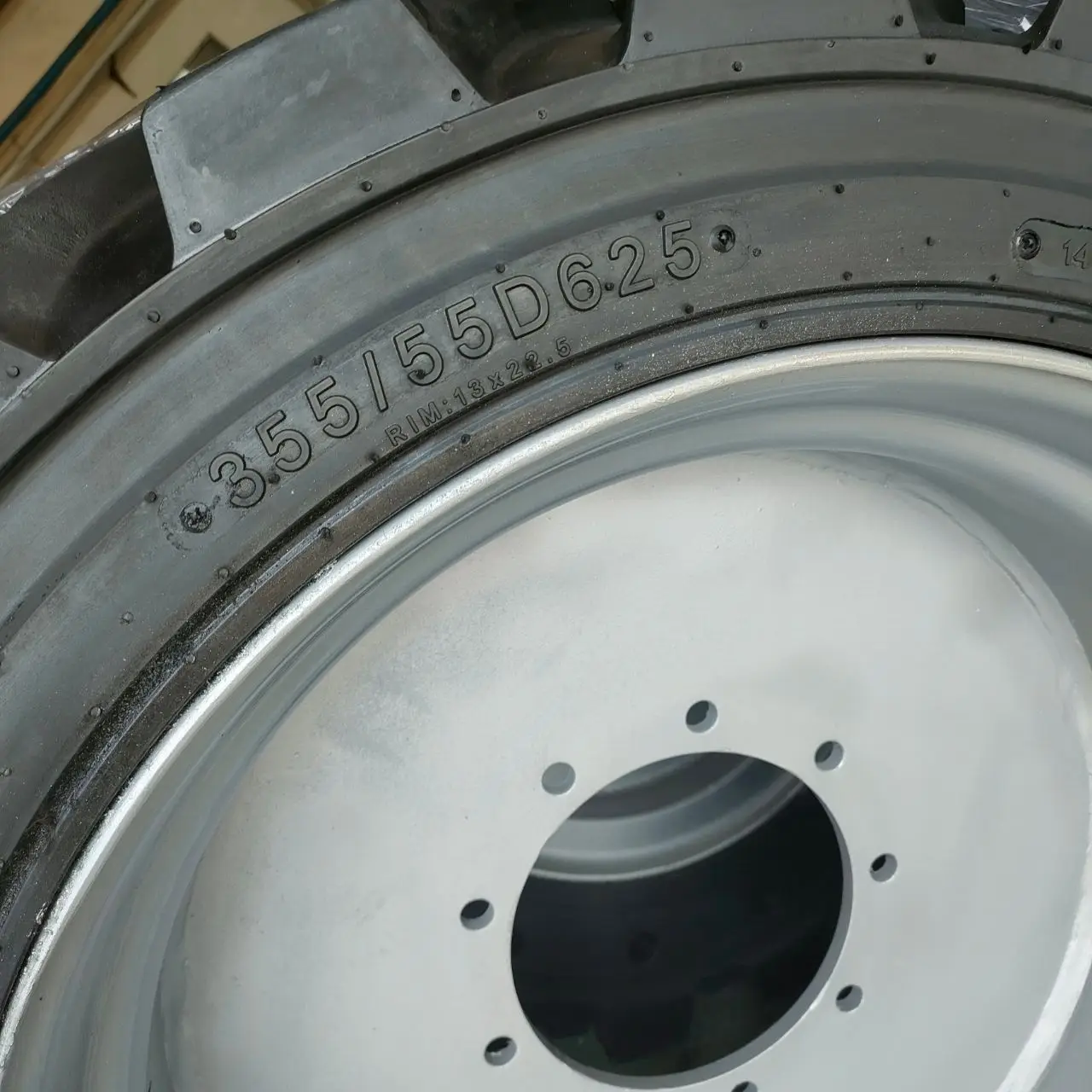 35555D625 foam filled tyres 600AJ JLG boom lift tyre 355 55D625