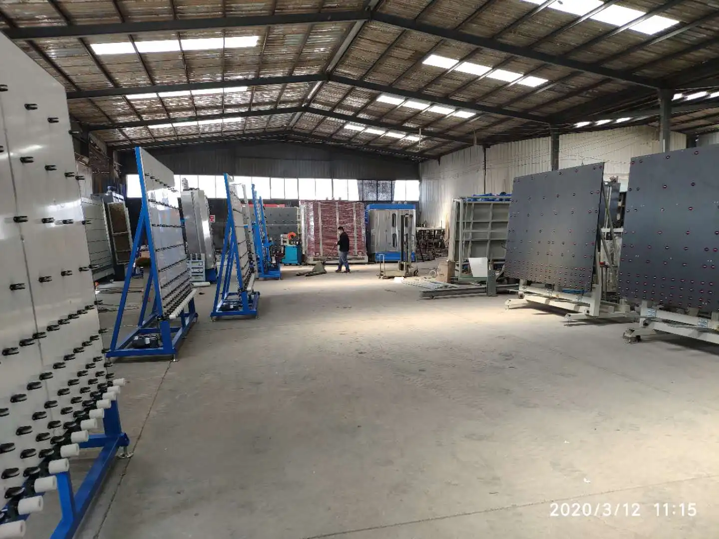 Автоматическая машина для производства стеклоокон и дверей