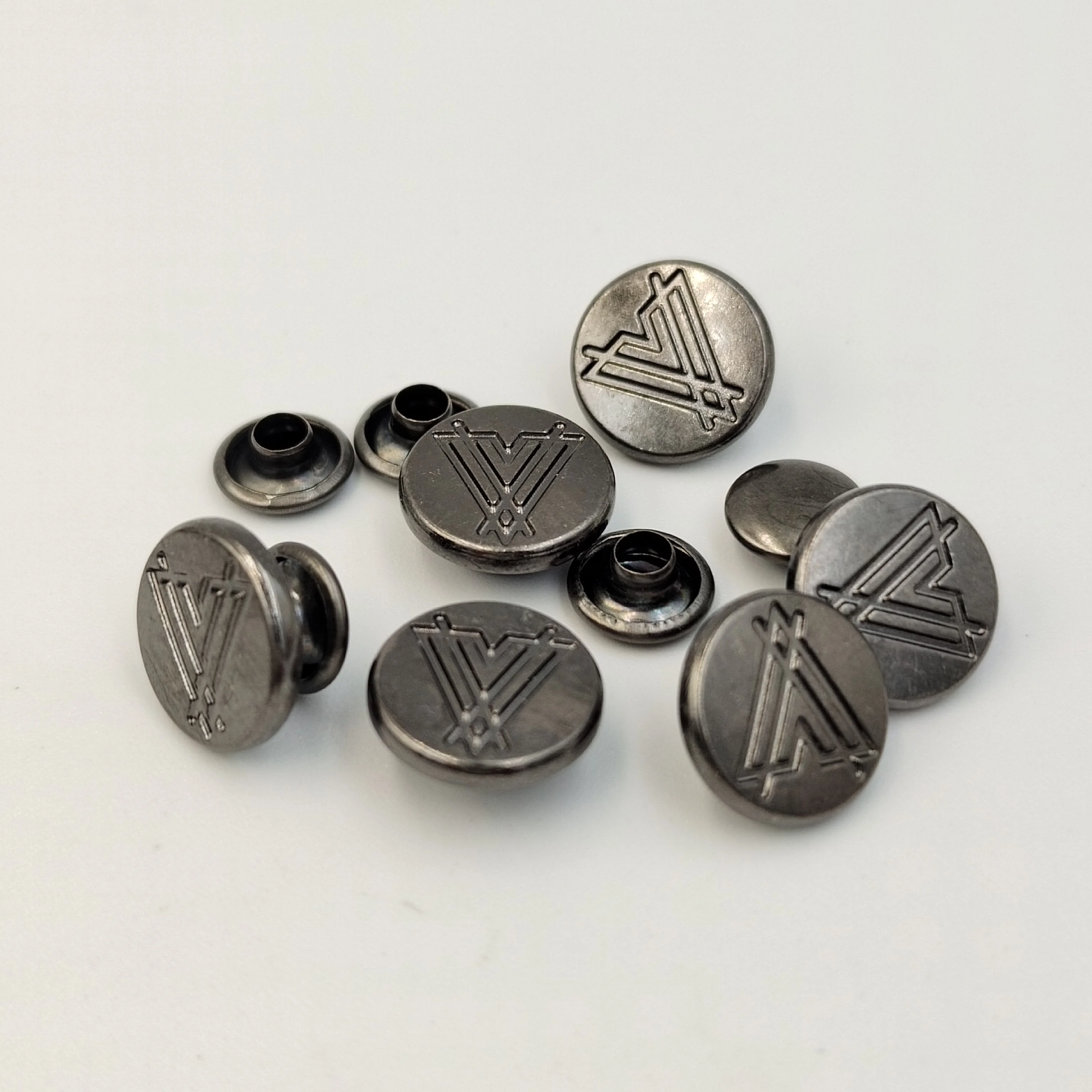 Oeko-tex 100 дизайнерские металлические круглые Выгравированные головки с логотипом двойные заклепки декоративные и для