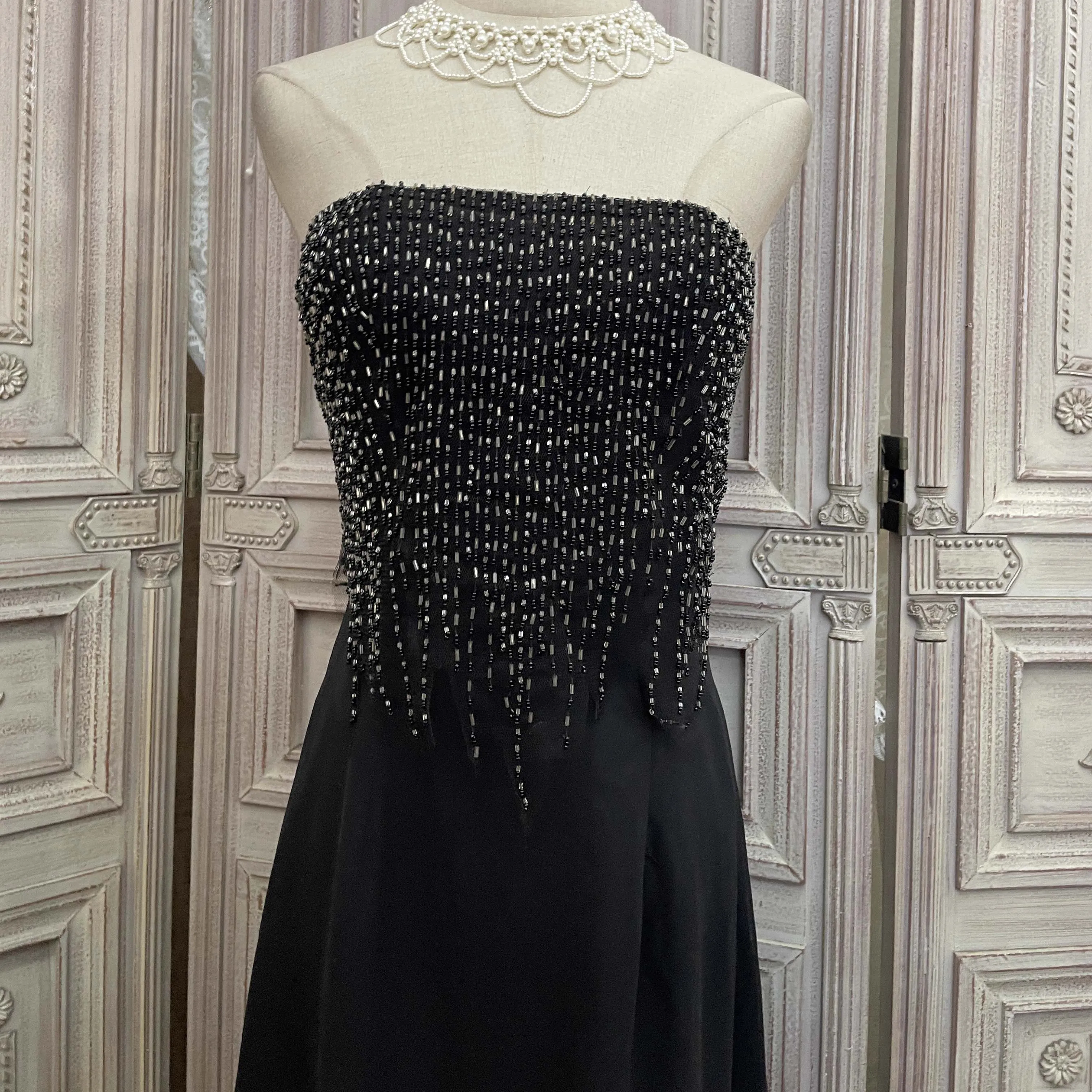 Black Elegant Sequins Embroidered Elegant Customized Long Evening Gowns