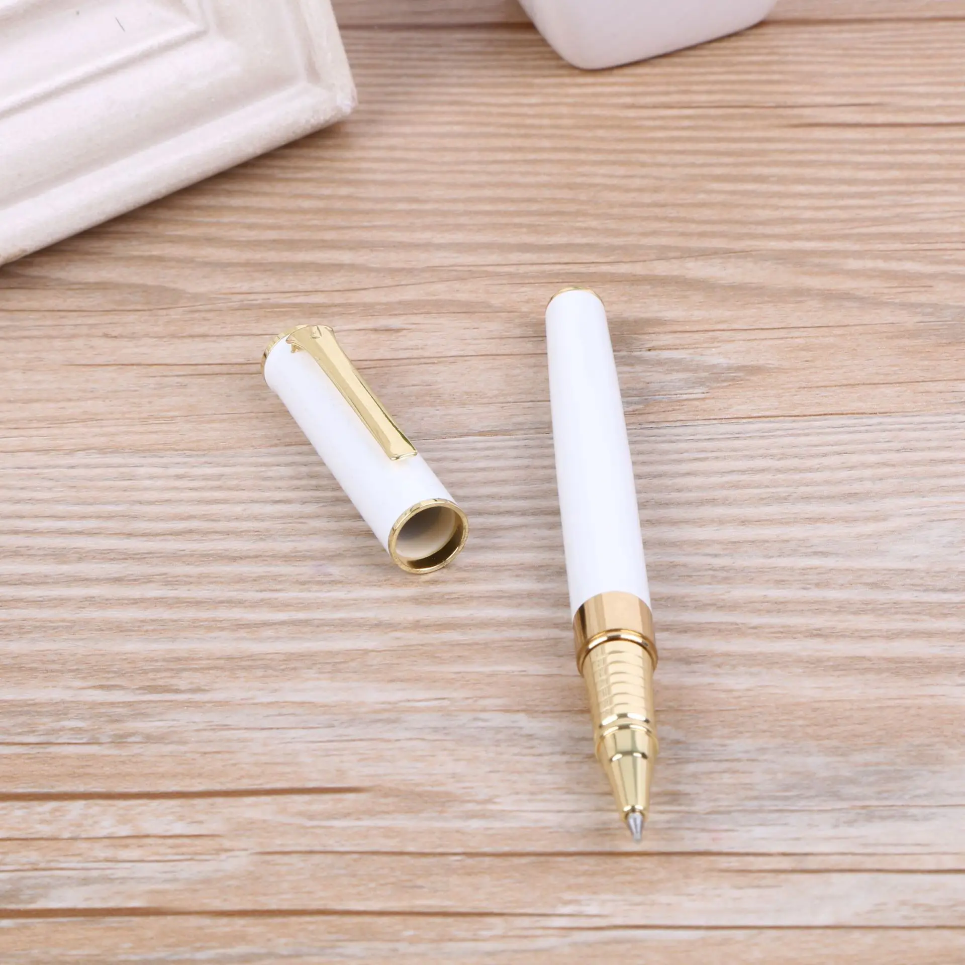 2022 Gift Promotional Gel Ink Pen Customized Logo White Slim Metal Body Twist Gel Ink Pen Metallic Gel Pen