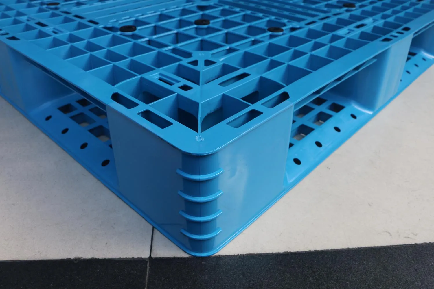 NEXARA 1100*1100*150mm HDPE Euro Plastic Pallet 4t Static Load Capacity 1111 Grid Field 4-Way Entry Single