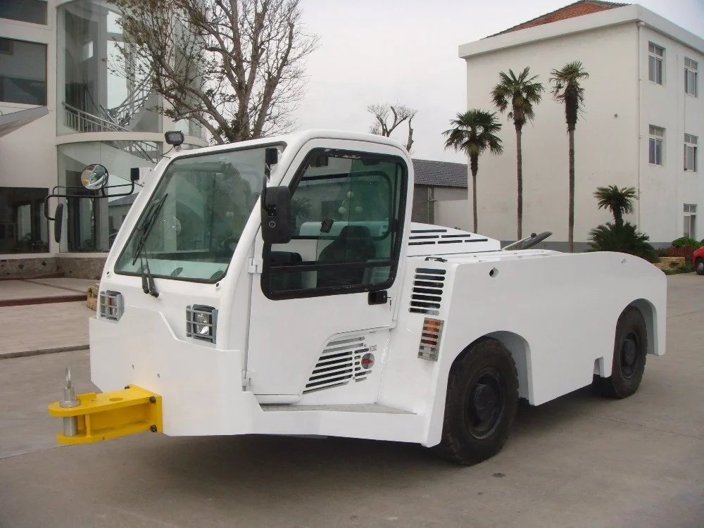 Aircraft tow tractor