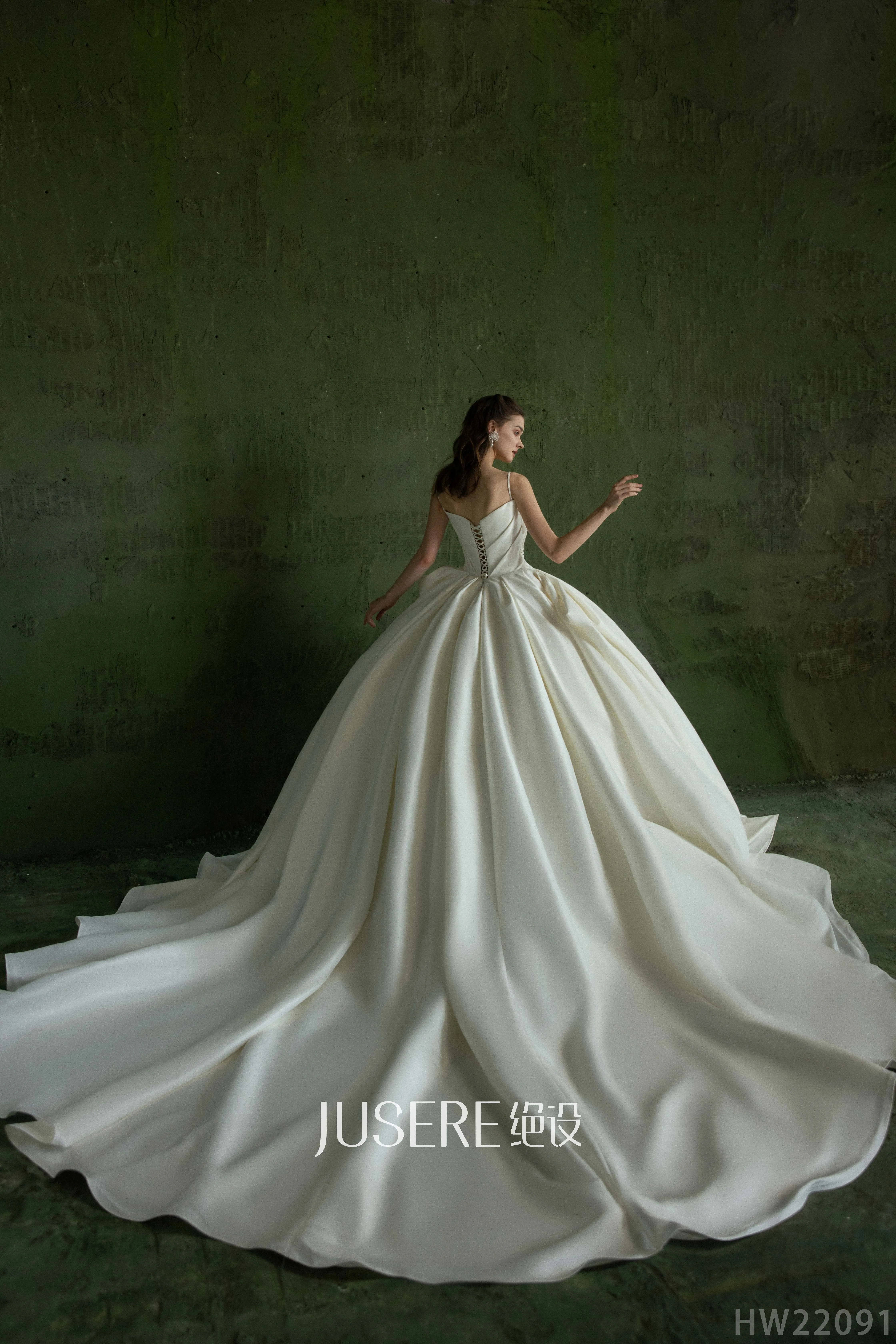 New collection spaghetti strap pleats bodice heavy beads ball gown wedding dress elegant satin bridal gown