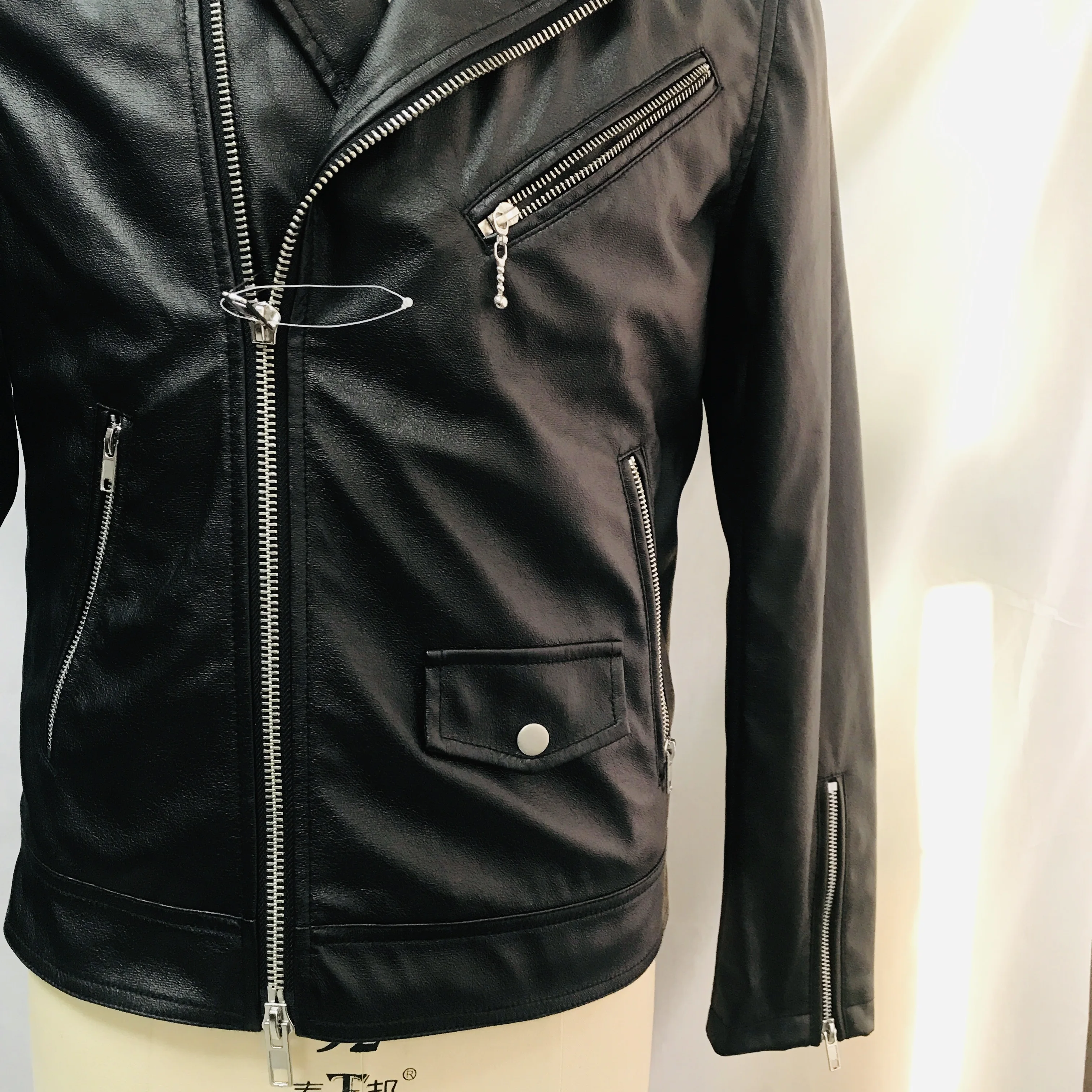 Сделанная на заказ в Китае женская короткая черная кожаная куртка с отложным воротником Куртки из искусственной кожи для девочек