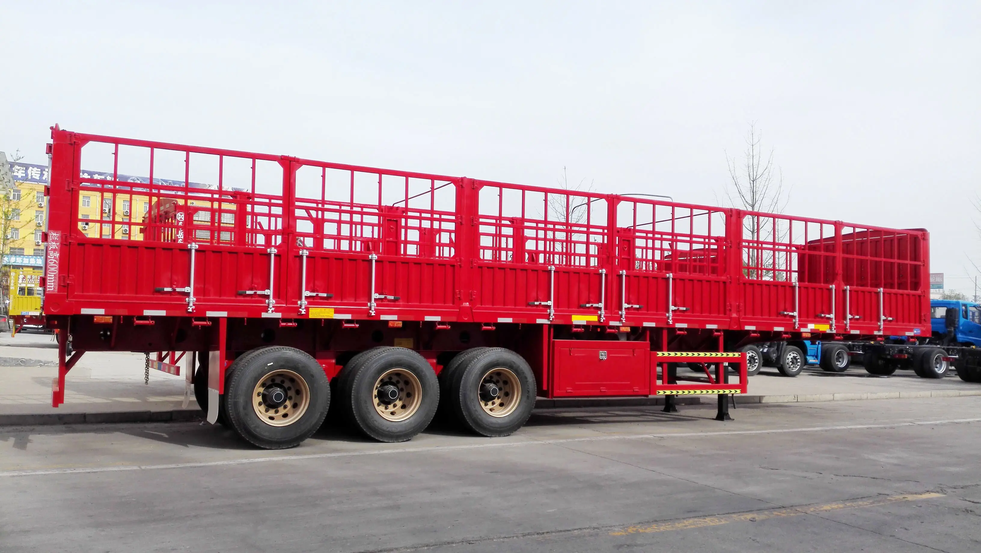 60T Fence Plate Transport Truck Trailers Semi-Trailers with Stake for Secure Cargo Storage and Transportation