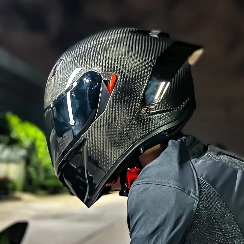 Мотоциклетный шлем с козырьком