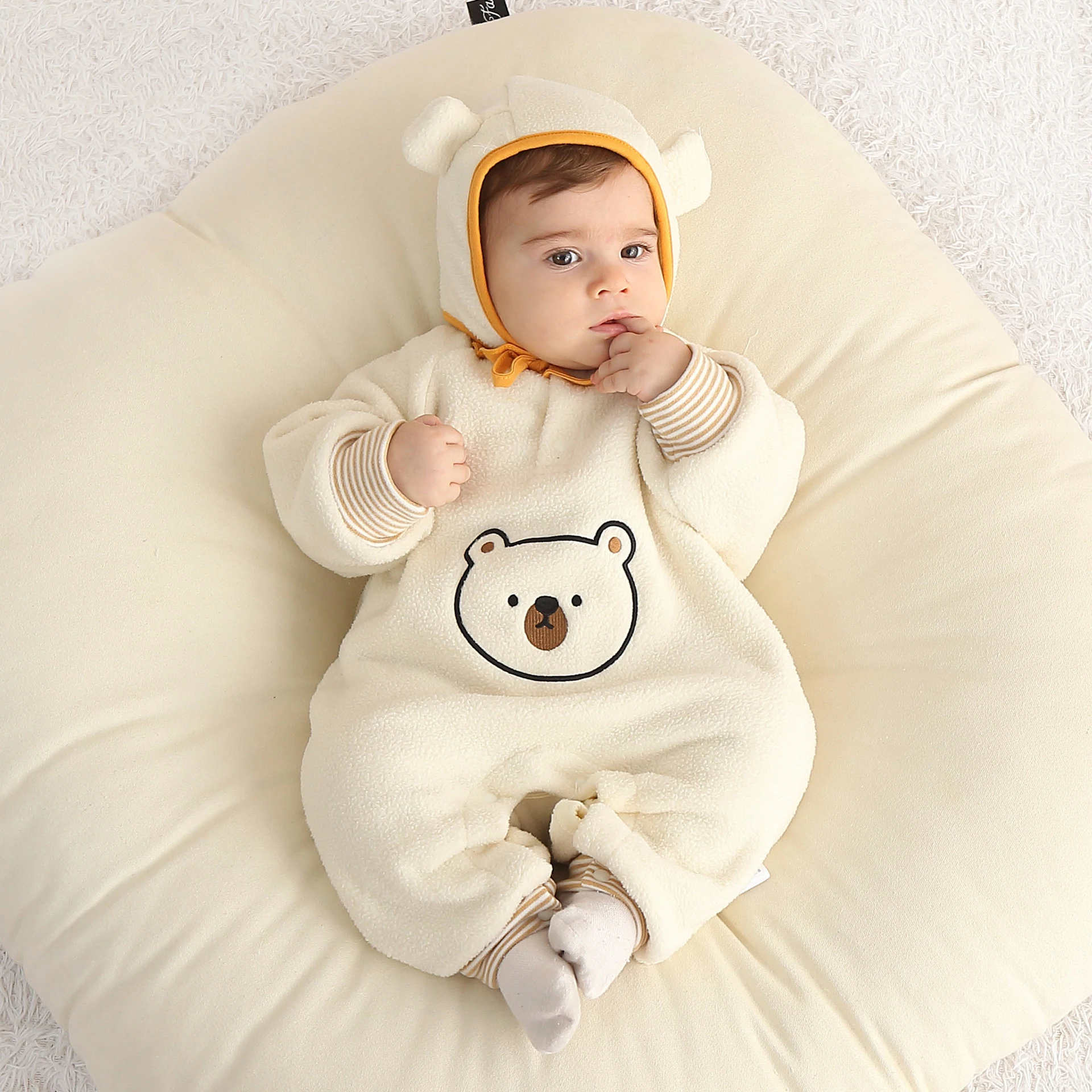 Autumn and winter Newborn Baby clothes shaking grain velvet bear baby jumpsuit newborn warm baby rompers