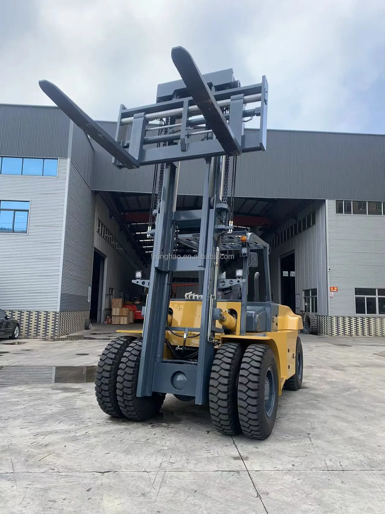 Xinghao heavy duty forklift 10ton 15t 20t 30t 32t  FD100 Heavy Load Capacity 10 ton Heavy Lifting Truck Diesel Forklift