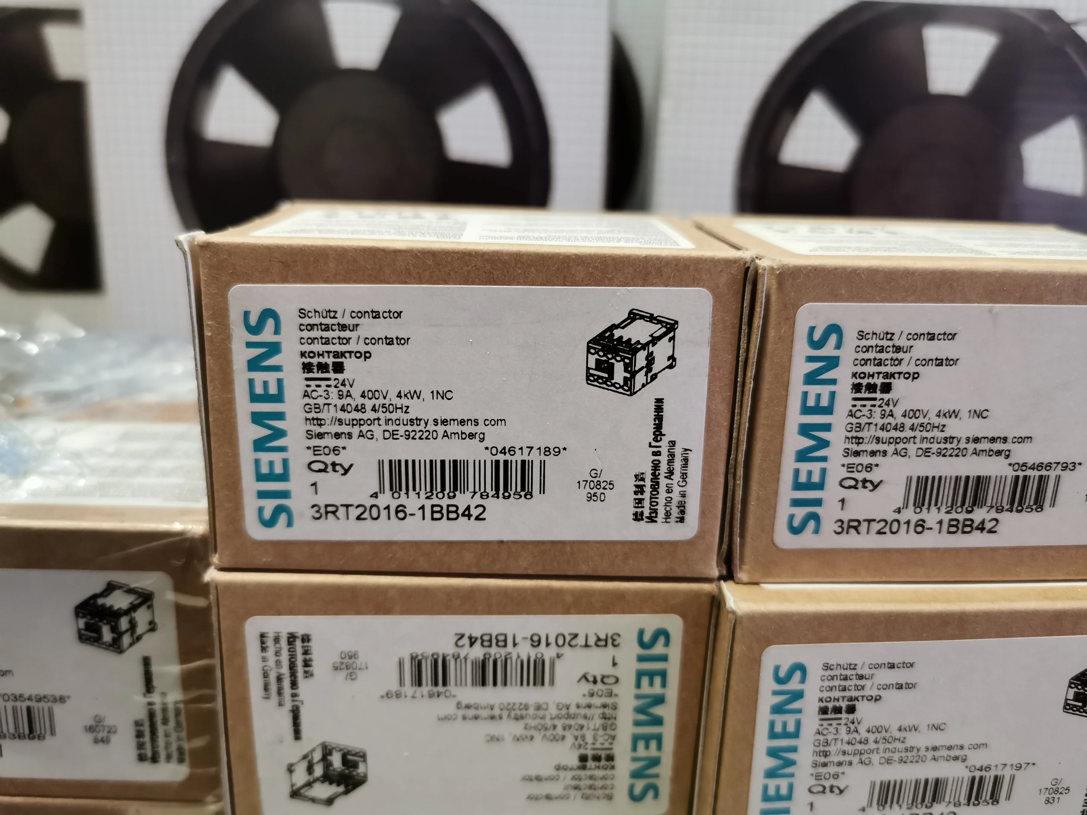 
Siemens 3RT2016-1BB42 Power contactor, , AC-3 9 A, 4 kW / 400 V 1 NC, 24 V DC 3-pole, Size S00 screw terminal 