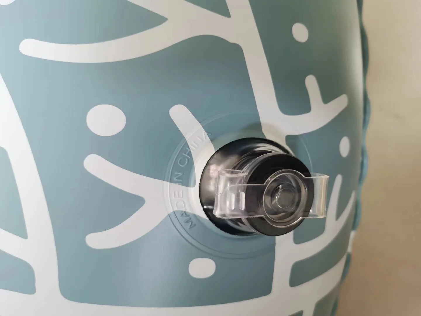 heavy duty hard bottom inflatable snow sled/tube with Strong Handles for Kids and Adults