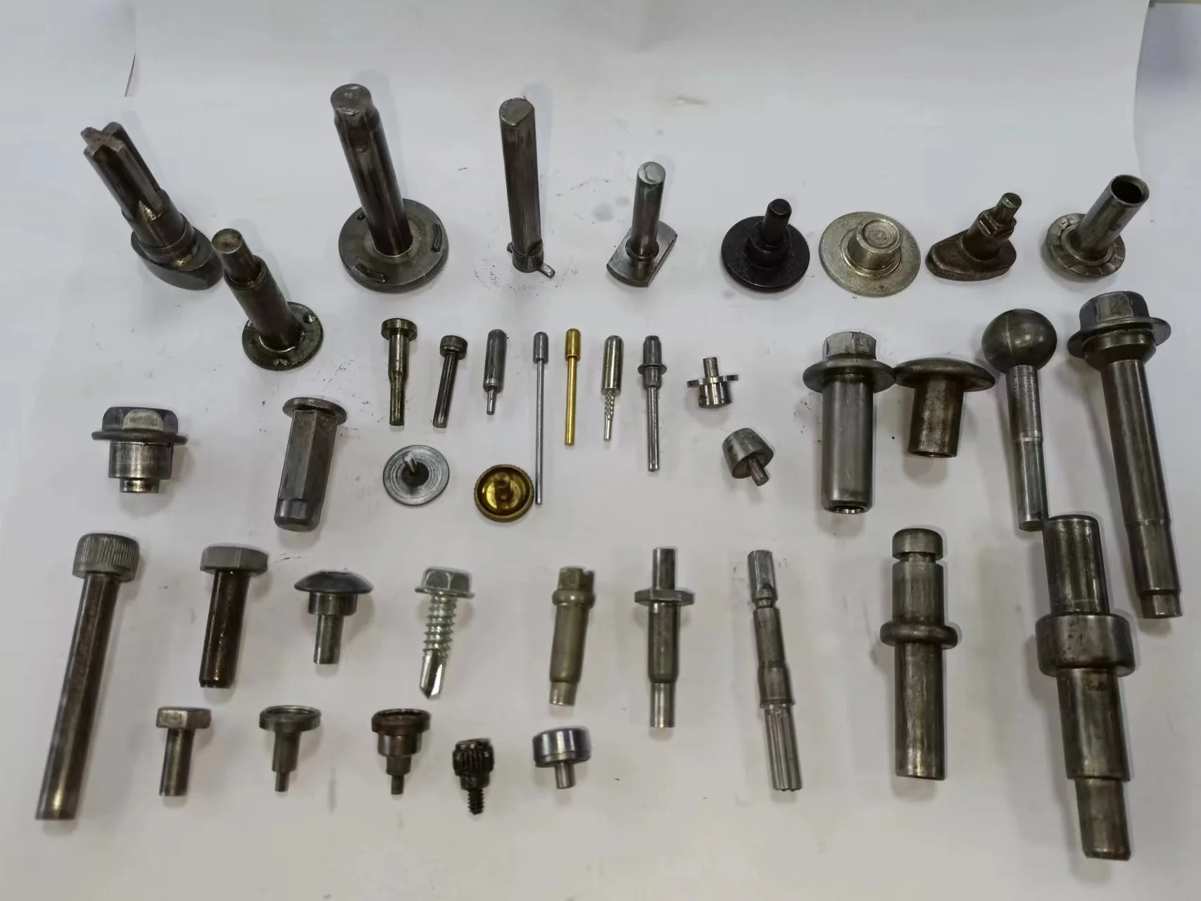 Высокоскоростная автоматическая 2-die 4-удар несколько холодновысадочный станок для аппарата по производству винтов