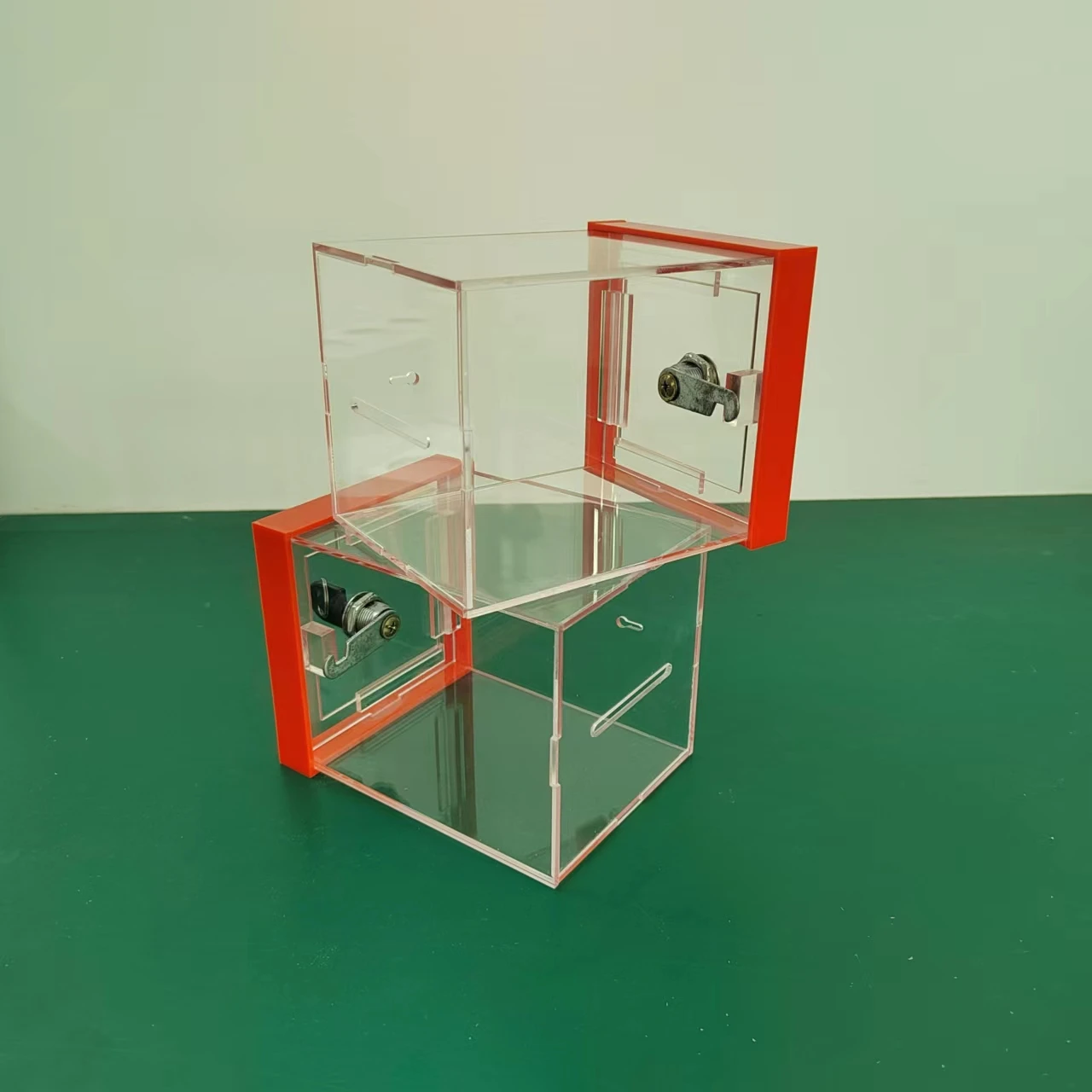 Customized transparent acrylic small desktop Money Bank hung on the wall with Key coin bank for Reuse piggy bank