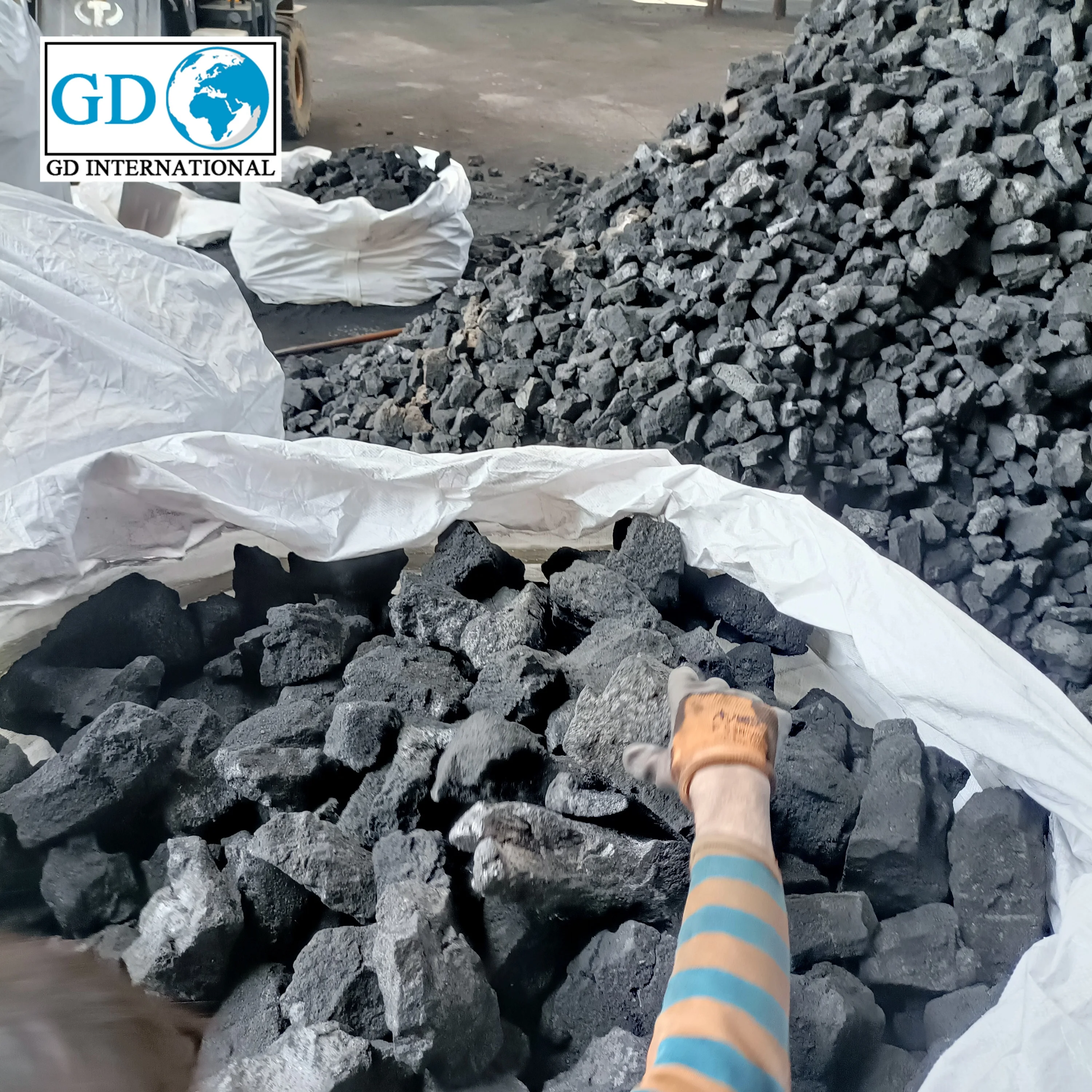 Coke refined from coal for metallurgy industry metallurgical coke 7300Kcal/kg low sulfur.Met coke material used in metallurgy