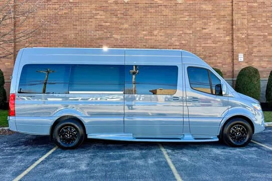 Лучшая цена 2022 для Mercedes Sprinter 2500 Benz Turbodiesel V6 Power Luxury Van переоборудование 11-местный компоновка