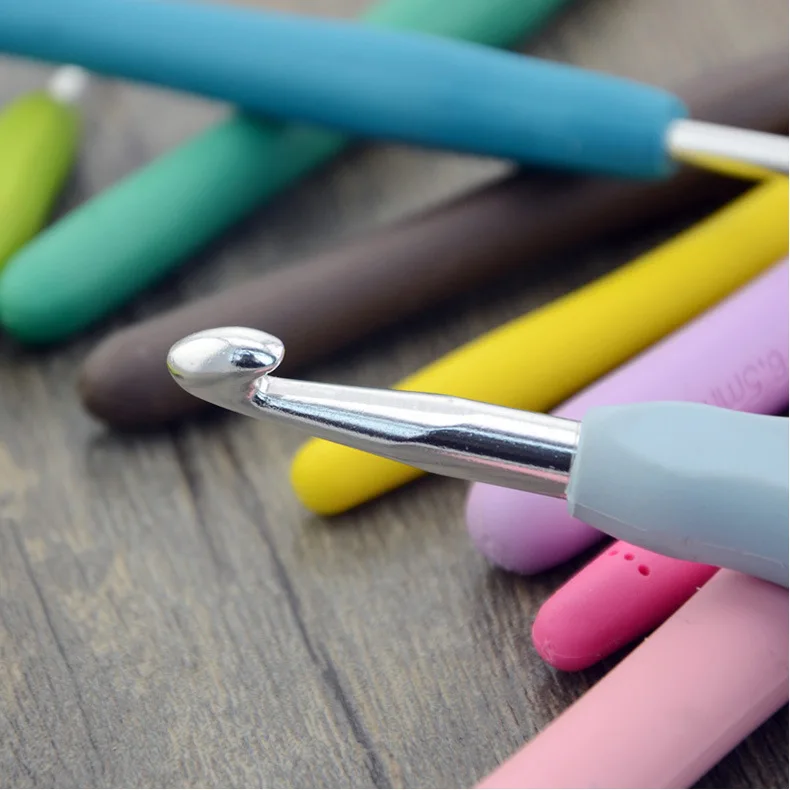 Wholesale Hot Sale 9pcs knitting needles resin custom 3.5mm 4mm colored aluminum solid soft handle crochet hook set ergonomic