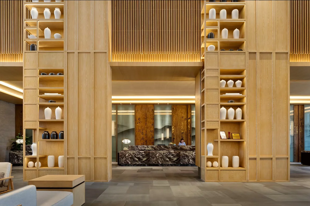 CREATION Crown Plaza Five Star Hotel Project Natural Wood Veneer Hotel Bed Furniture For Hotel Rooms With Led Light