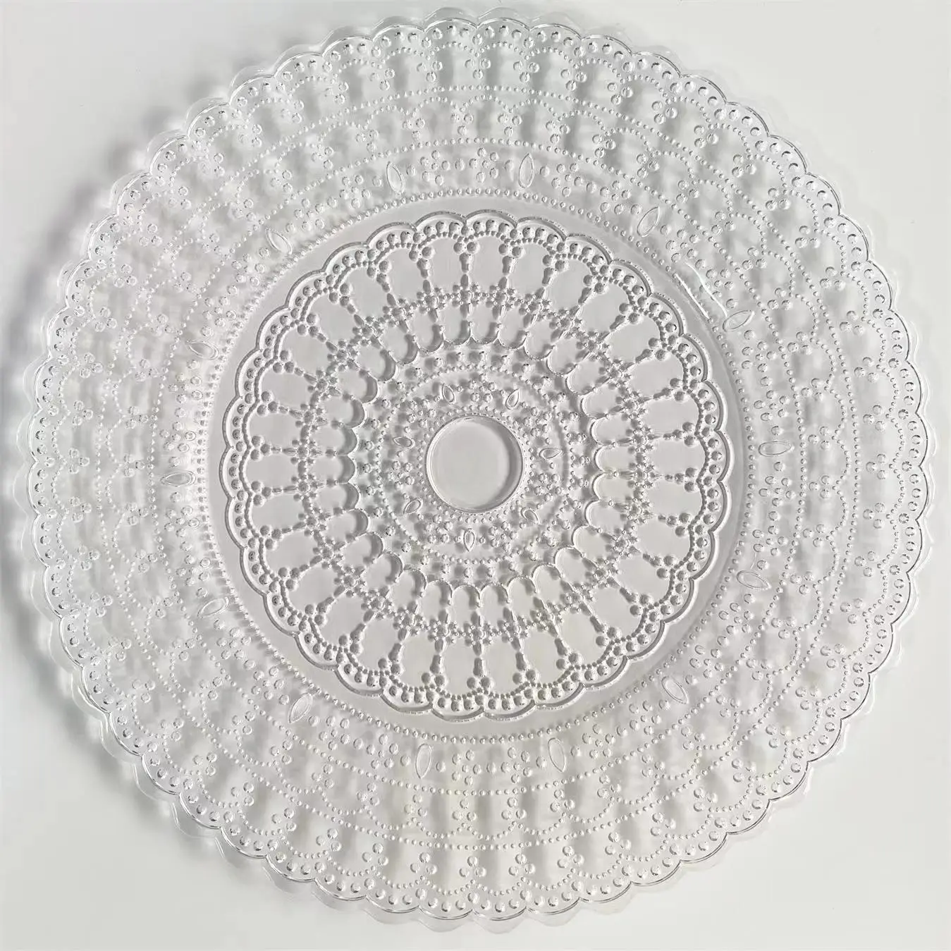 Clear glass charger plates  for wedding decoration, high-end outdoor wedding scene with exquisite patterns for Leasing company