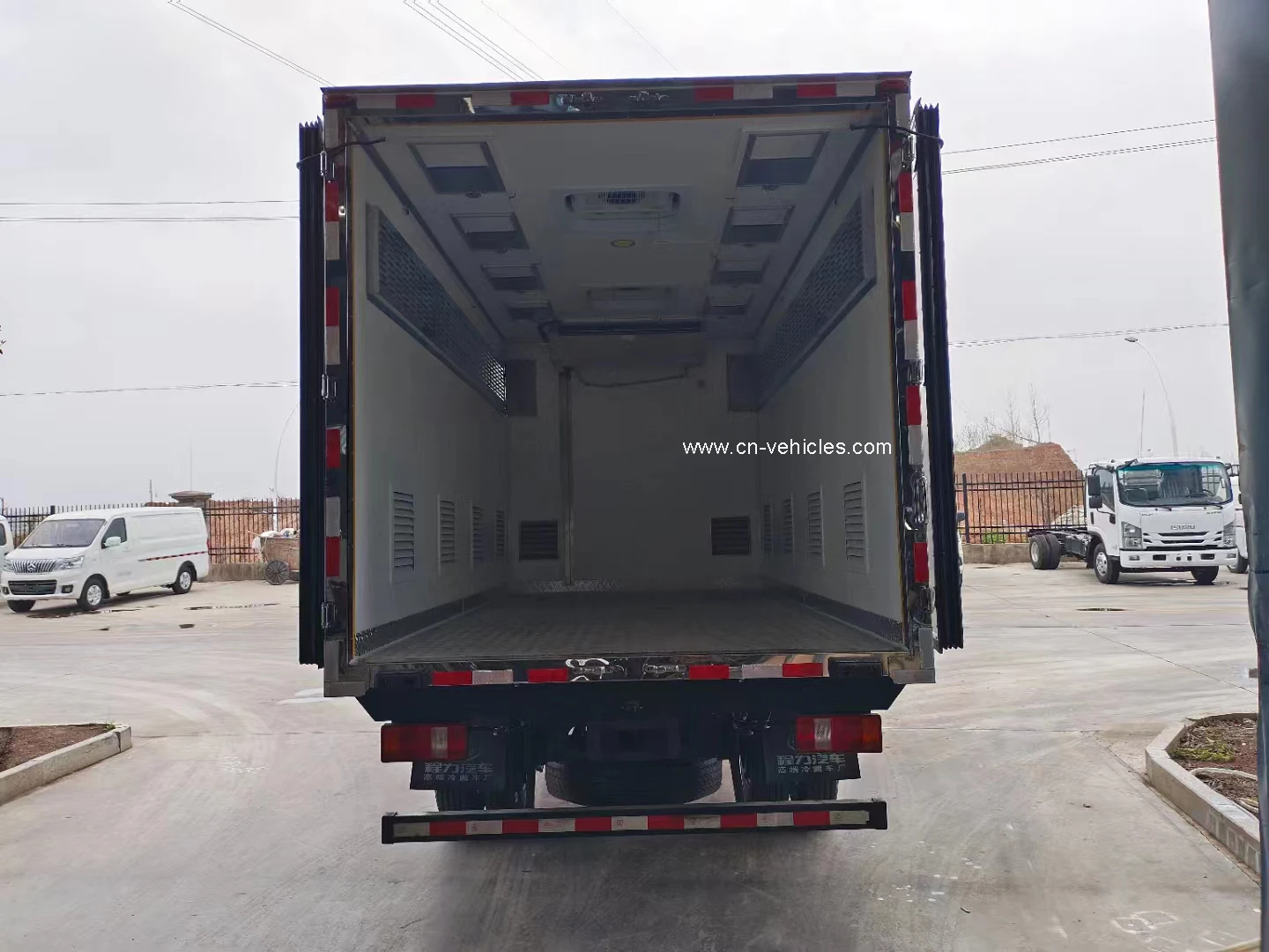HOWO 5Ton Live poultry carrier truck Chicken piglets Transport Truck with stainless steel compartment box