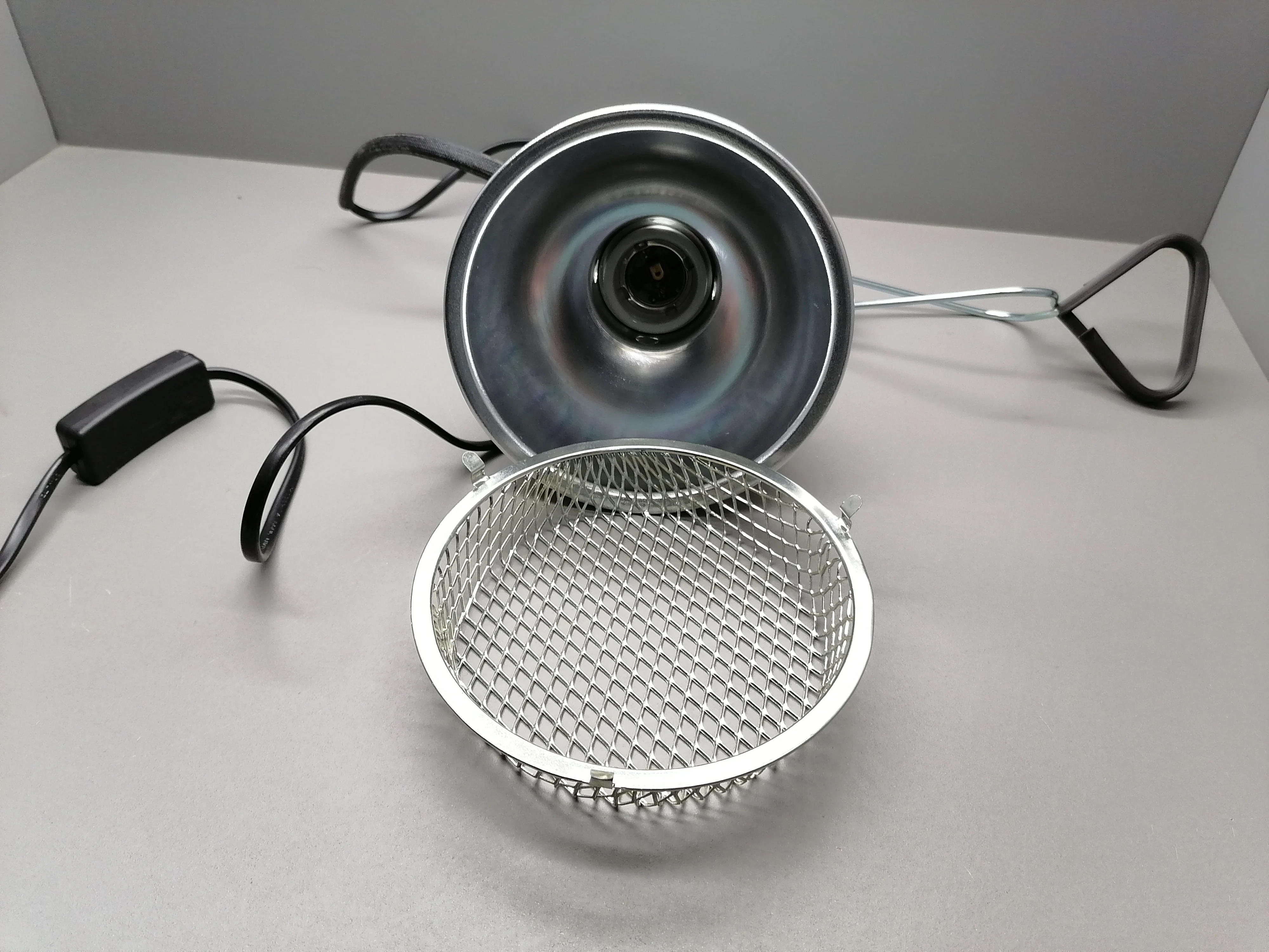 
Direct Factory Customized Safety Grip dome Reptile Clamp Lamp for Pets/Poultry with mesh enclosure 