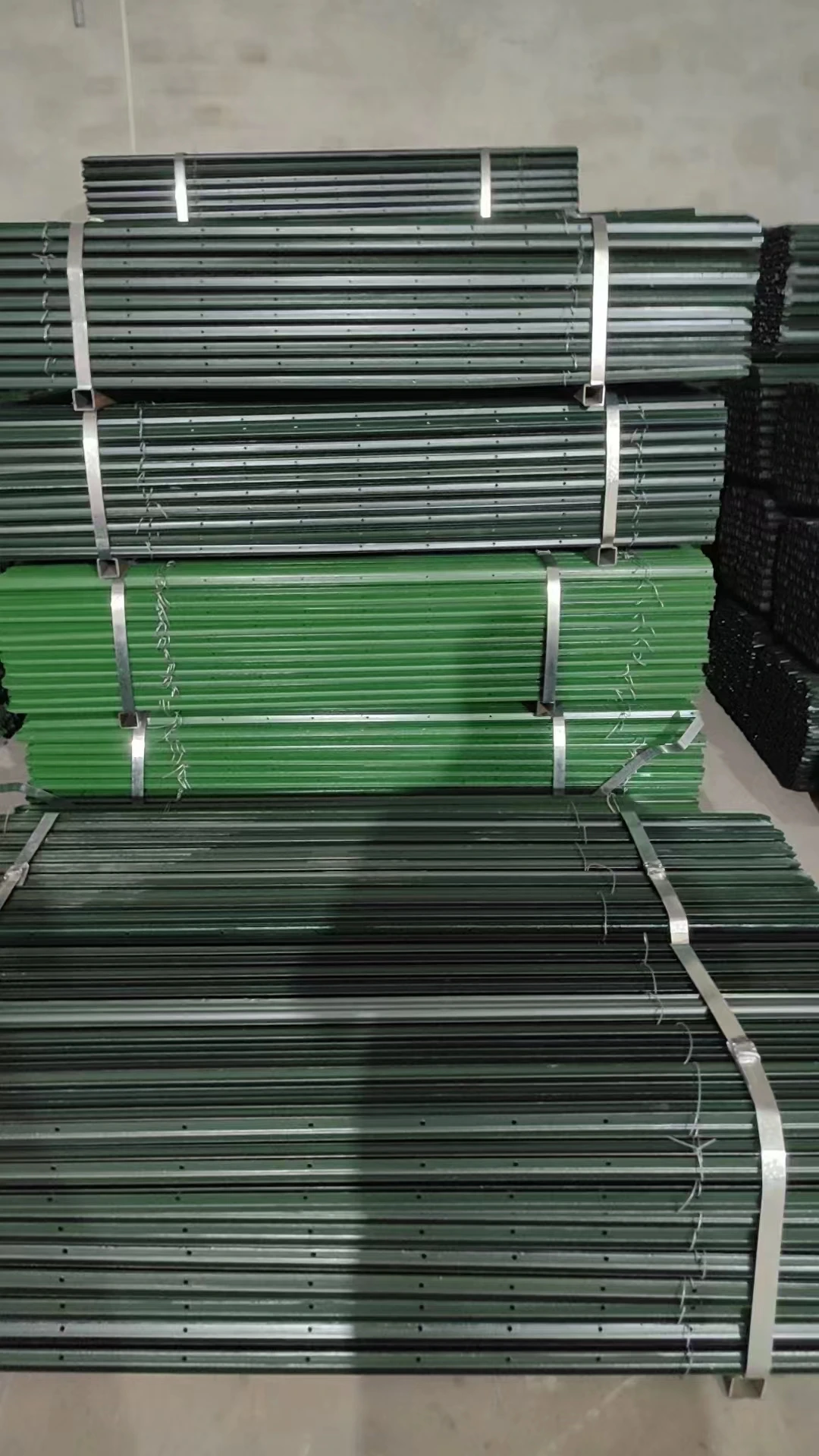 8 T-Post Studded 1.25 Lb/Ft Painted Green Steel Strainer American Market Farm Fence Metal T Post With Spade