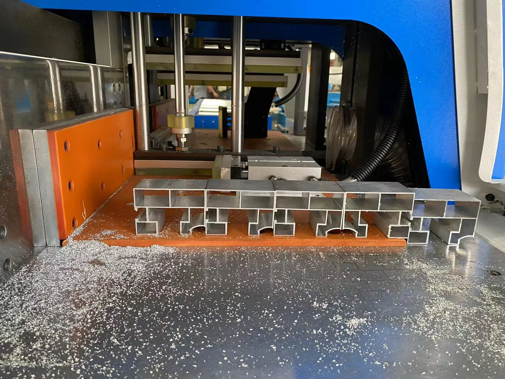 CNC Full Automatic Servo PLC Control Aluminum Profile Window Door Cutting Sawing Machine