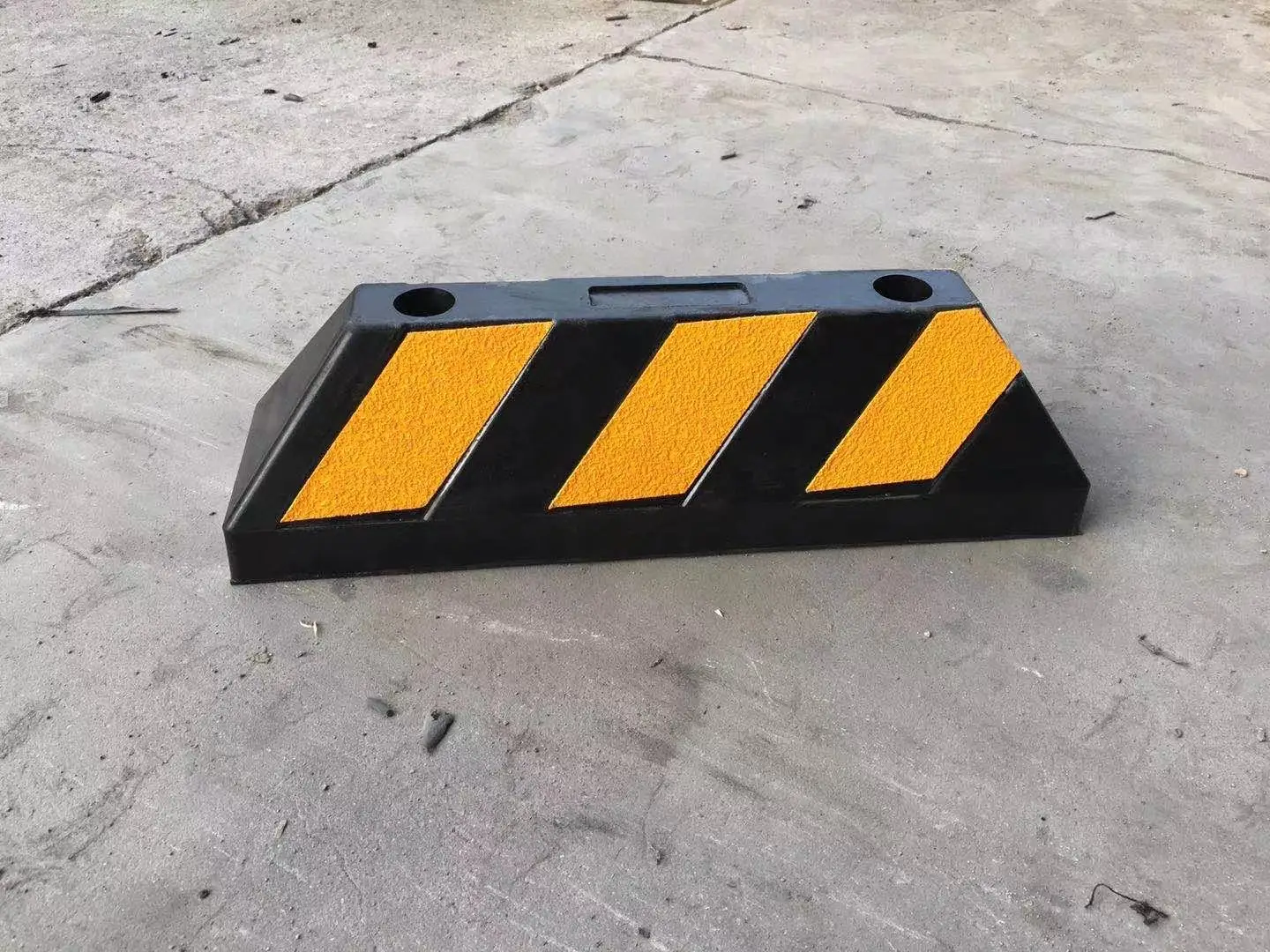 Cheap  rubber Car wheel stop Parking lot curb blocks Rubber parking Stopper WS30
