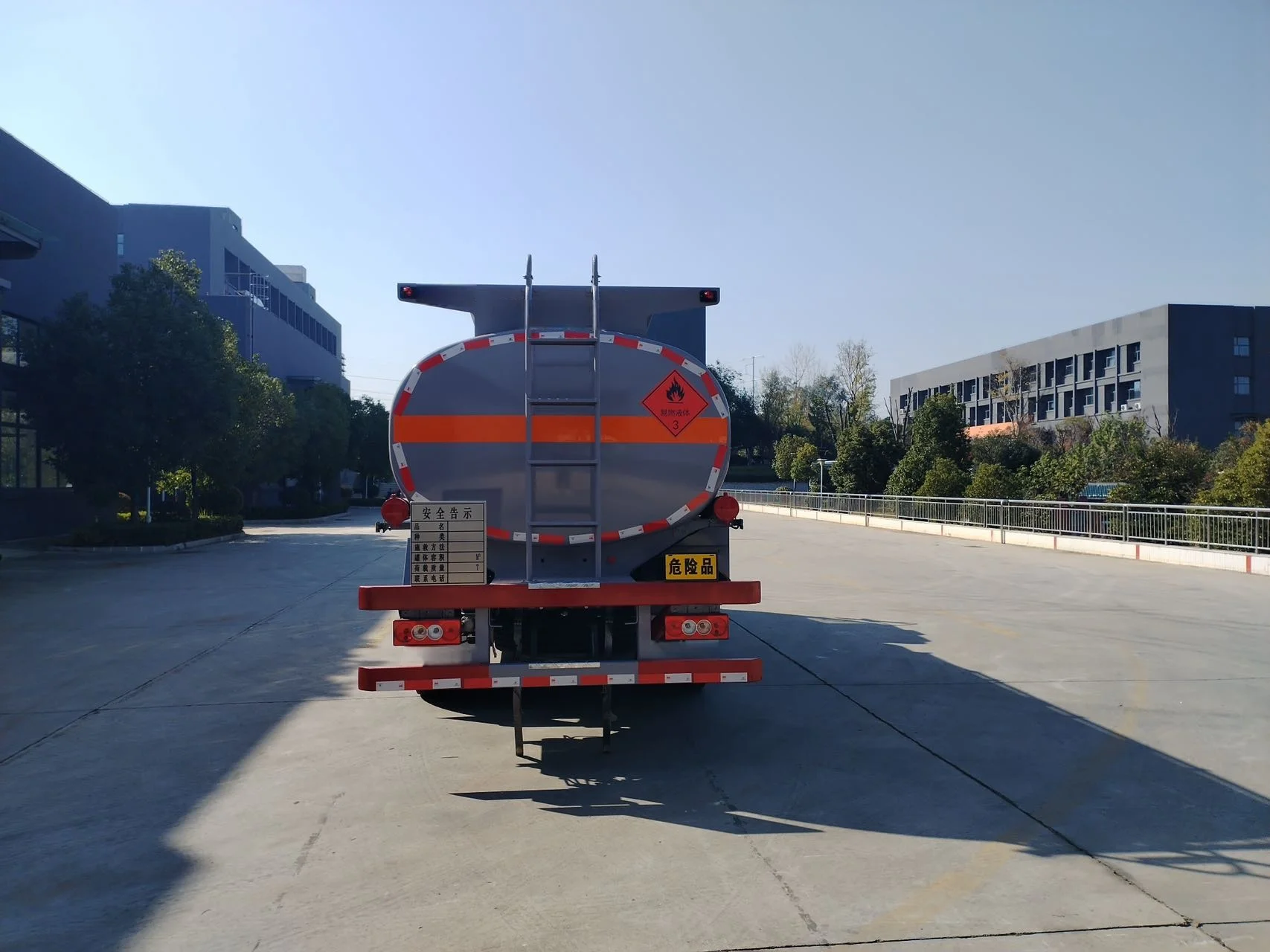 Dongfeng 4x2 13m3 Oil Transport Truck - Reliable Fuel Tanker for Refueling