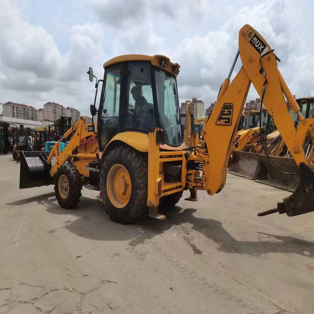 Экскаватор-погрузчик jcb