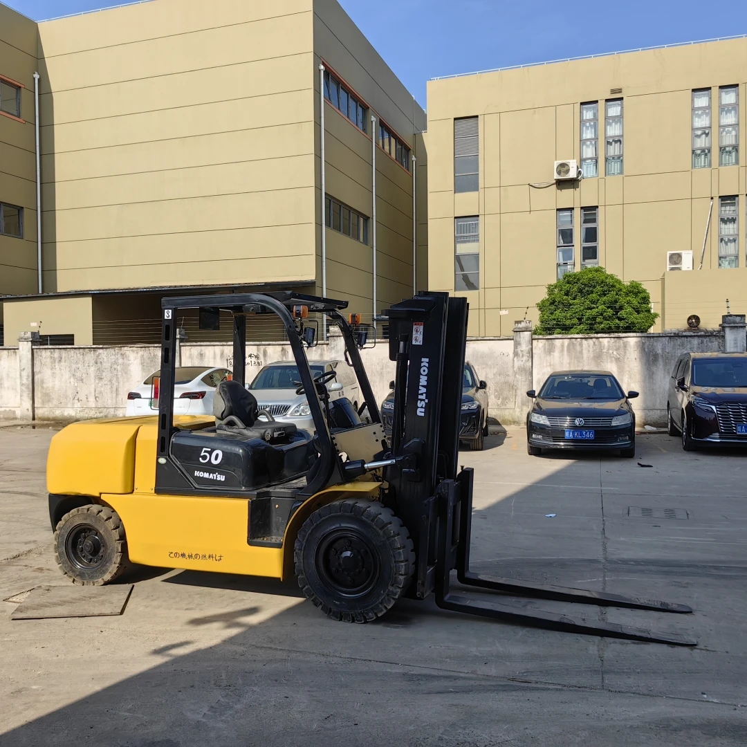 KOMATSU Lumina 3 Подержанный 2010 Opel Corsa D двигатель A14 Xer Ecotec желтый 8 1999 в Шардже дизельный 2018