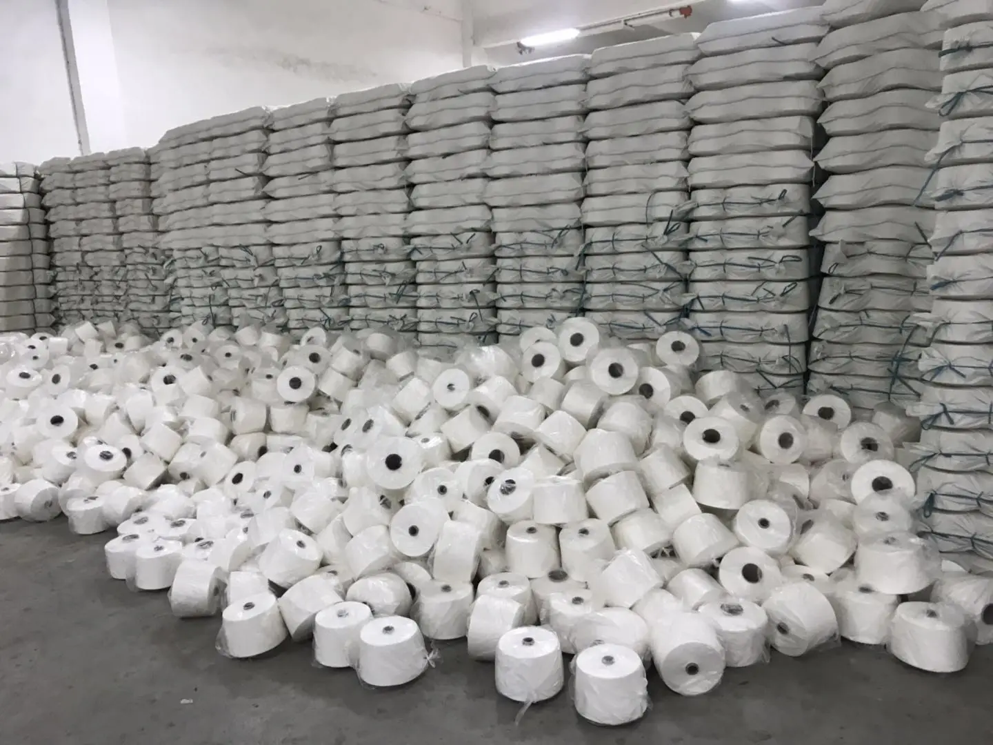  Оптовая продажа самая низкая цена 100% полиэфирная швейная нить 40/2 черного