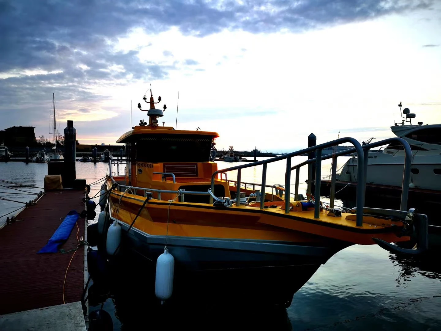 14m pilot house boat line на продажу