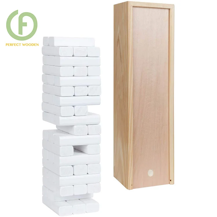 Идеальные белые деревянные кубики-башни