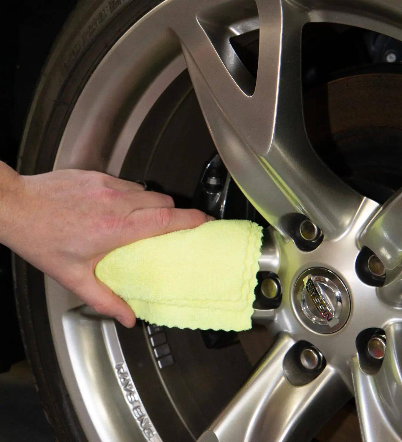 Soft Pack of 50 12 by 12 inches 180GSM seamless edges less Microfiber Cleaning and Drying Wipes with Dispenser Box