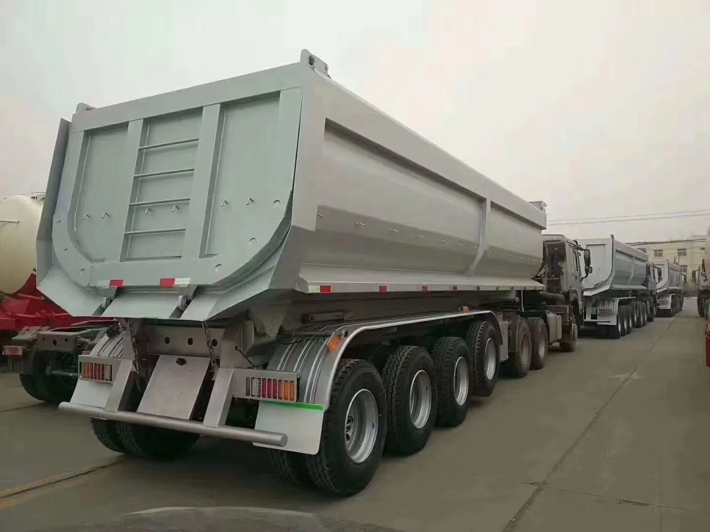 Chinese Good Quality Manufacture Tri Axle Heavy Duty Load 60--80T Side Hydraulic Dump Tipper Truck Rear Dumper Semi Trailer