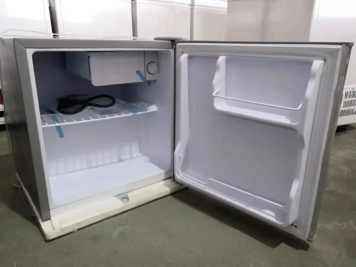 Solar Refrigerator single door mobile 50 Liter mini size for household hotel refrigerator