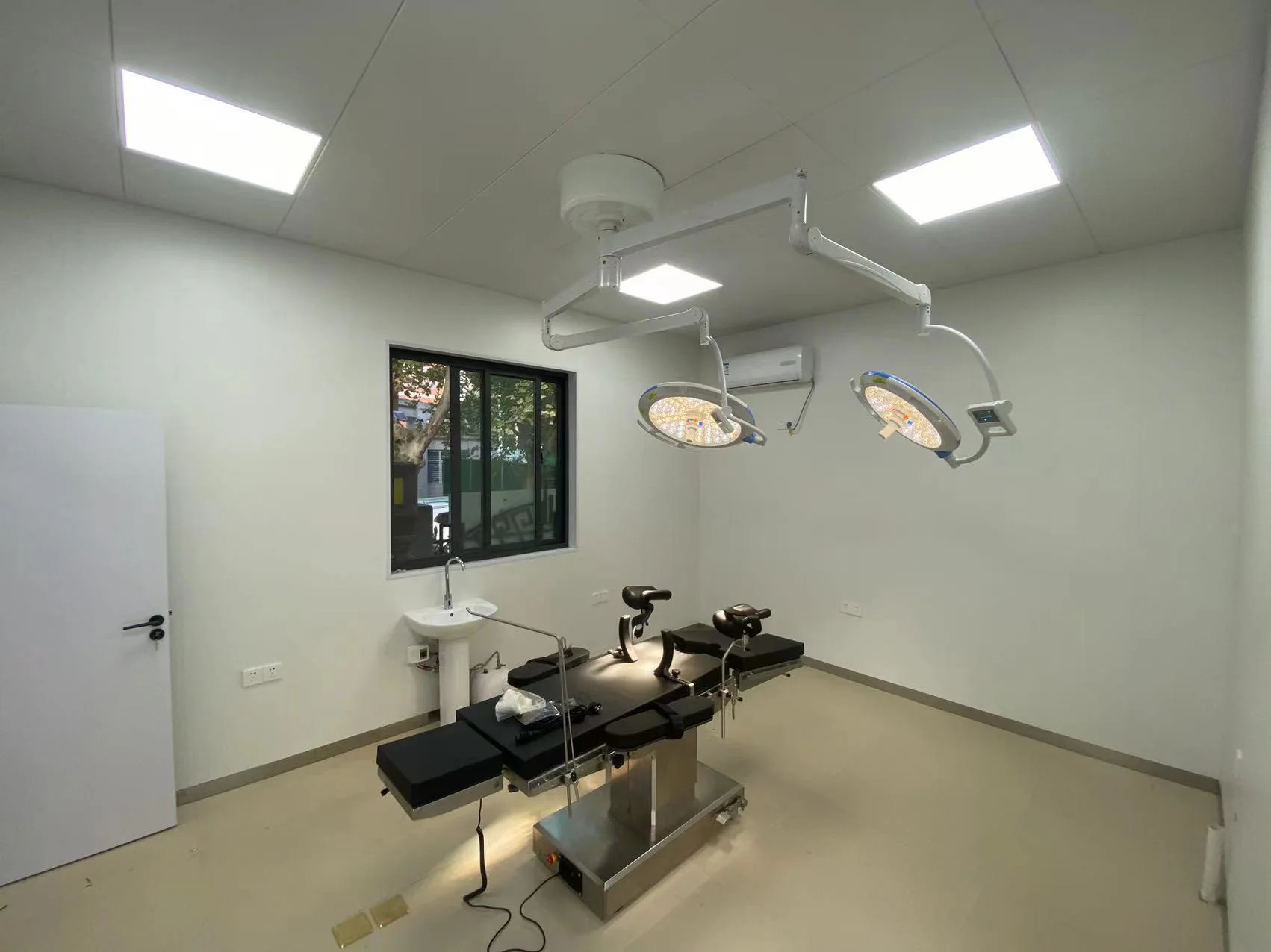 CHENWEI Economy Model Operating Table Super Low Priced Bed for Medical Procedures Operating bed