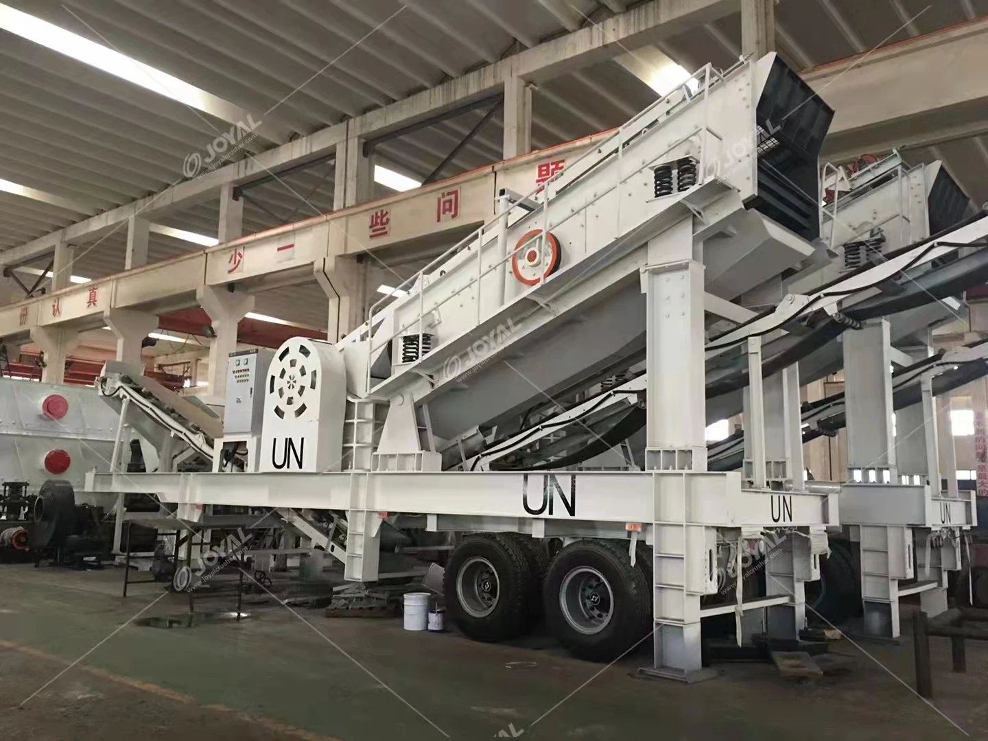 High Performance Mobile Stone Crusher 130Kw Quarry Stone Crusher Crushing Plant Conveyor