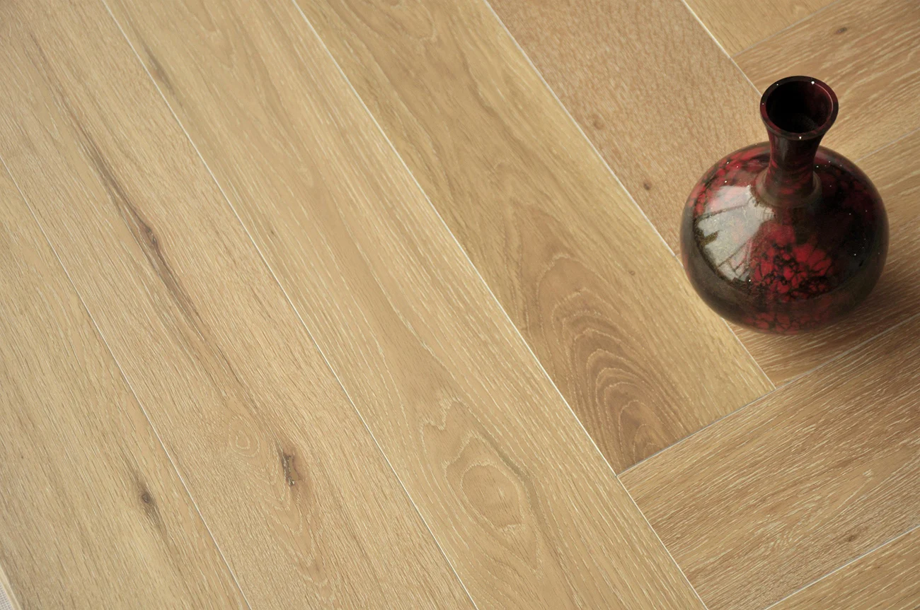 Hot selling light color European oak engineered wood flooring herringbone parquet wooden flooring