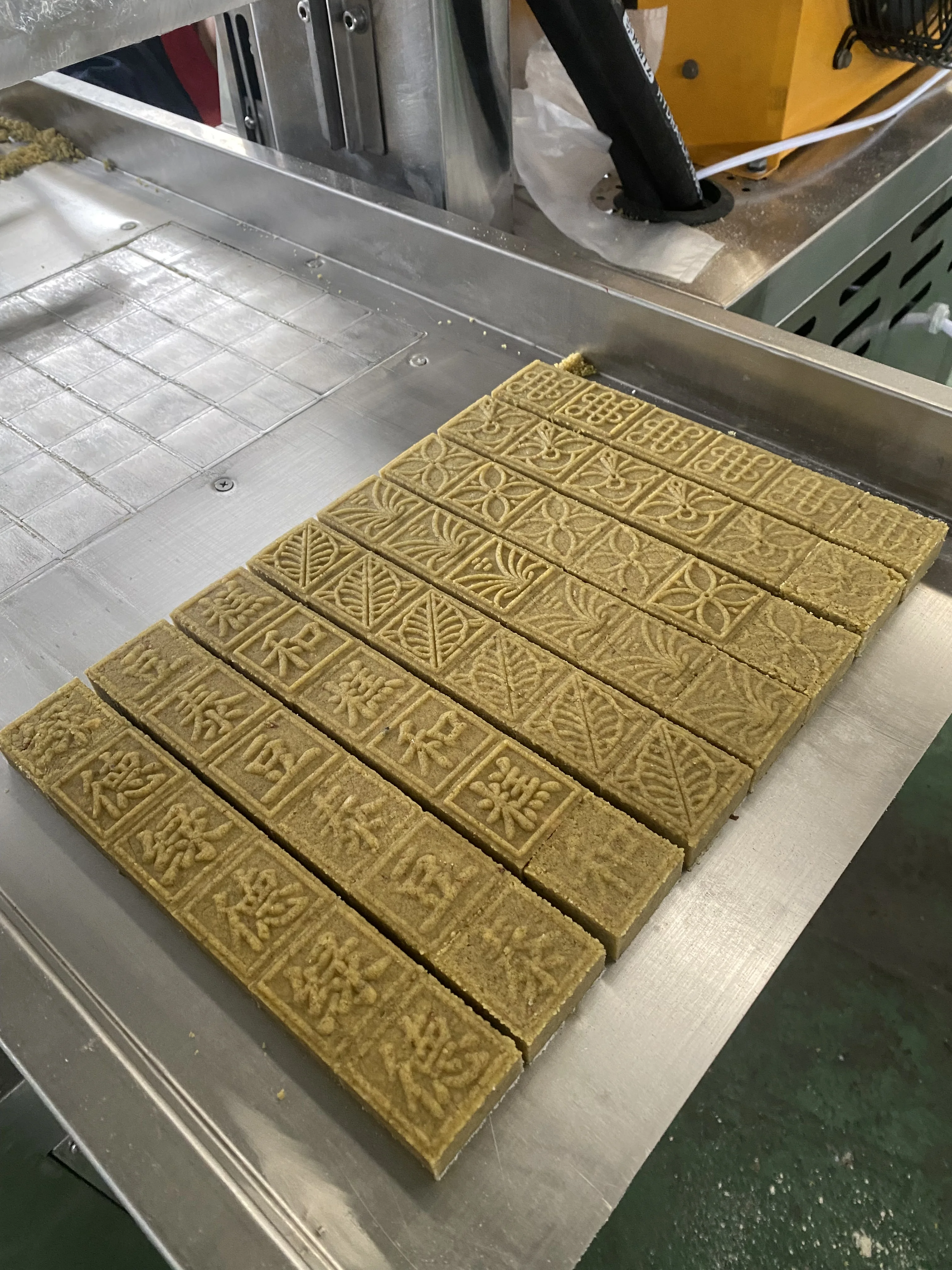 Cheap Customized Pet Chew Toys Grass Biscuit Pressing Forming Machine Timothy Grass Cake Machine