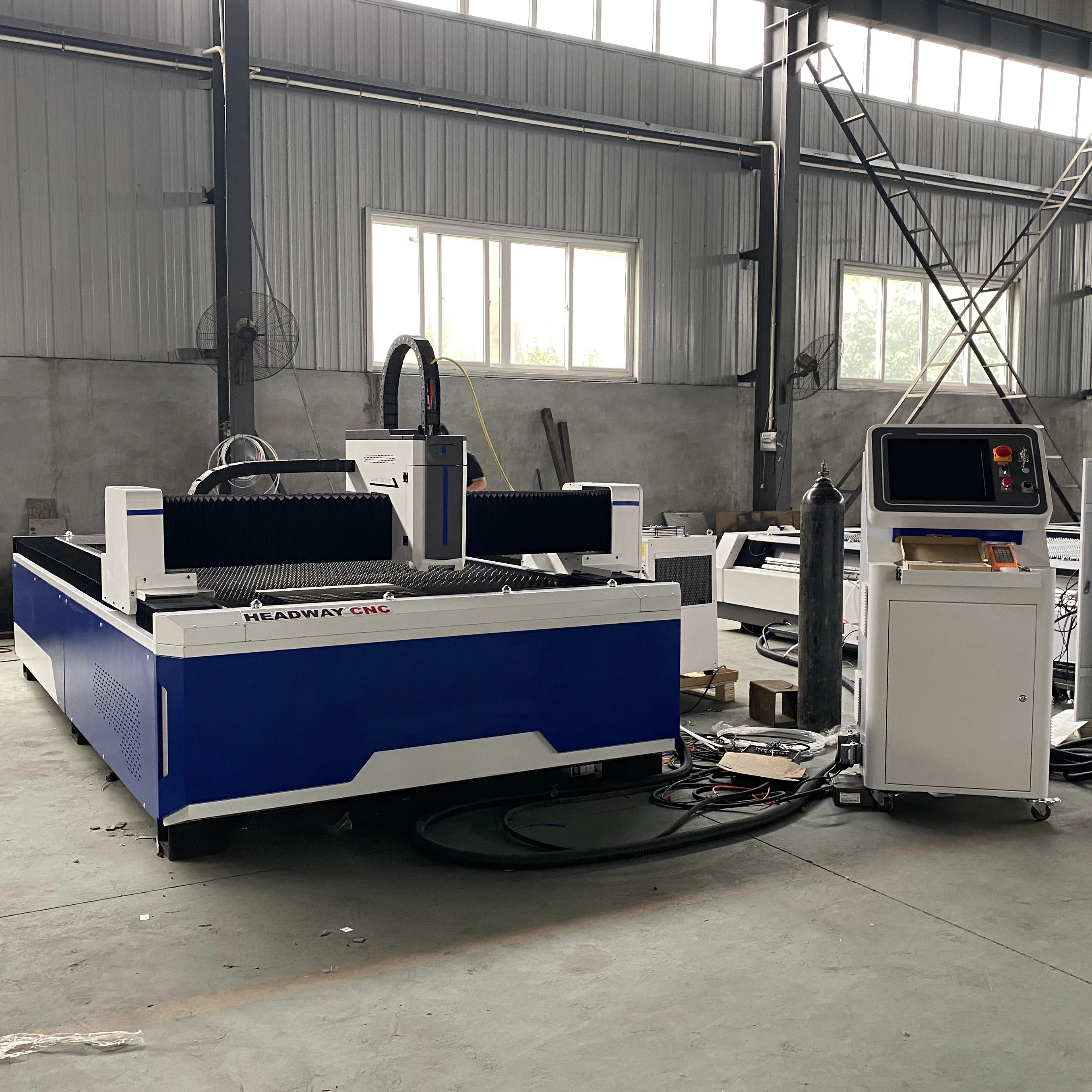 Fiber Laser Cutting Machine 1000W1500*3000mm Cutting Area for Brass Copper Iron Carbon Cutting Made in China