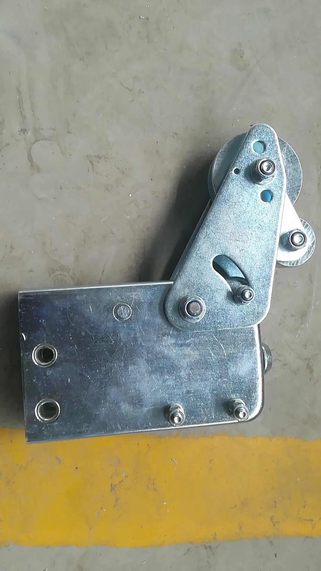 Safety lock of suspended platform