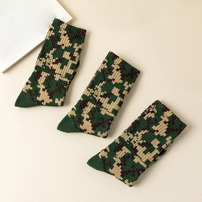 Autumn and winter high quality sweat-absorbing camouflage crew polyester cotton sports socks for men