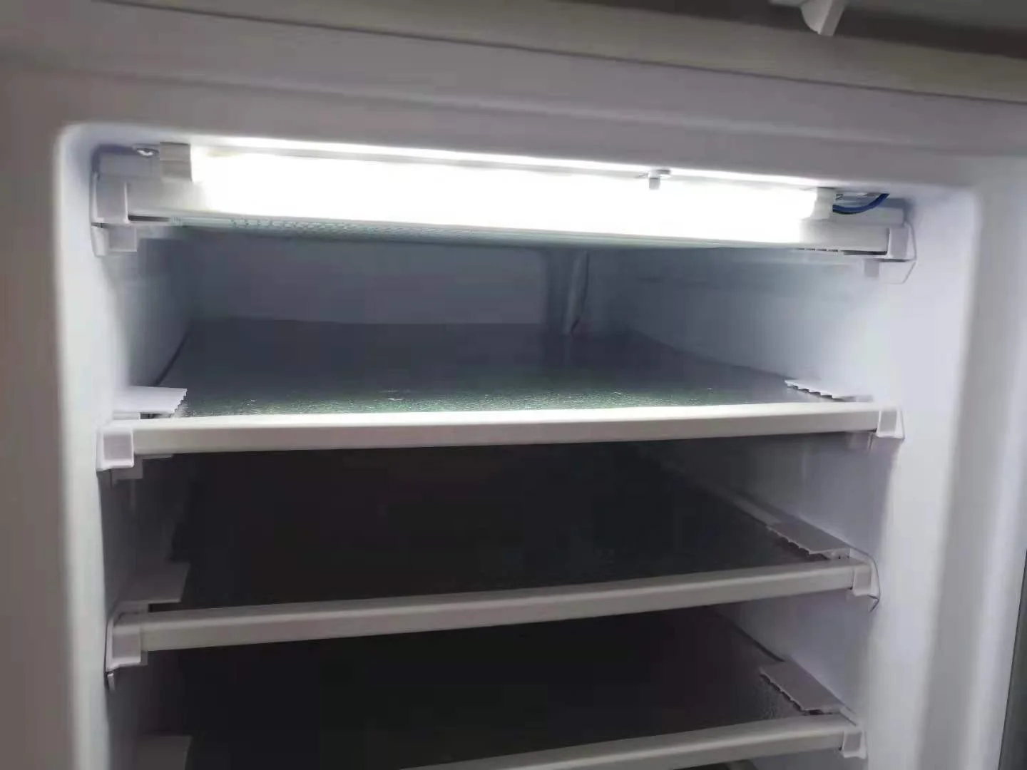 11 layers 220V 198 liters upright freezer per day 70KG solar ice block machine