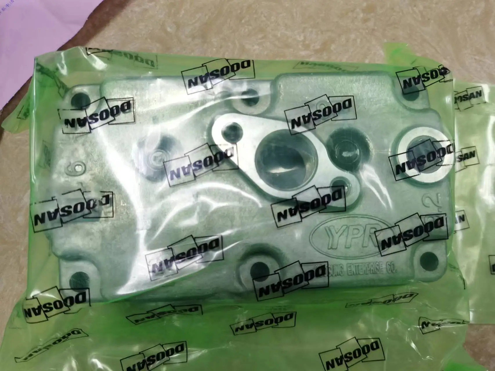 Daewoo Bus DL08 engine Air compressor cylinder head 65.54114-6010 65541146010 Doosan packing