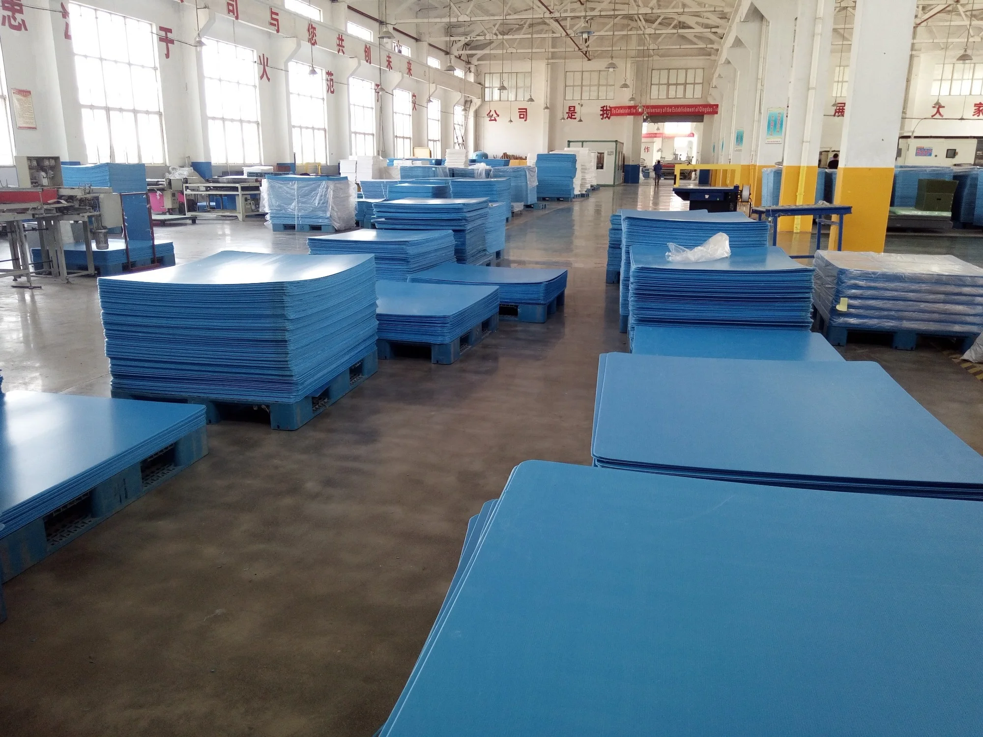Corrugated plastic cardboard sheets