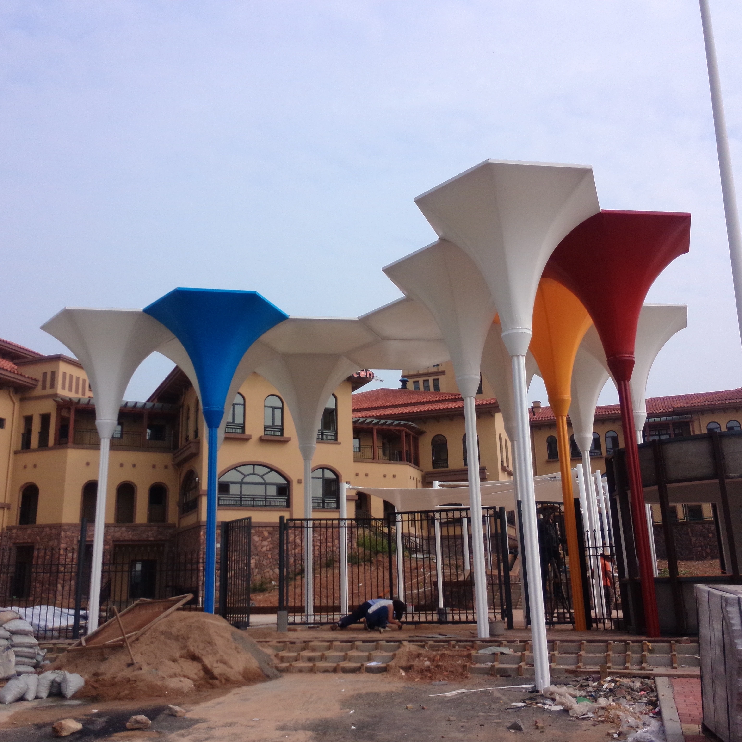 Современный дизайн перевернутый висячий PVDF мембранный Зонт с высокой прозрачностью светодиодные фонари ворота архитектурная мембрана продукт